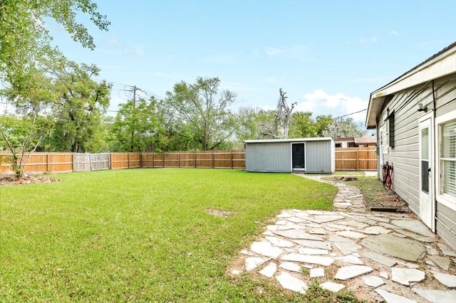 219 Camellia Street, Lake Jackson, TX 77566