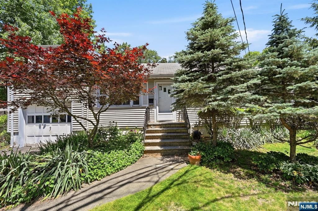 26 Hillside Terrace, Livingston, NJ 07039