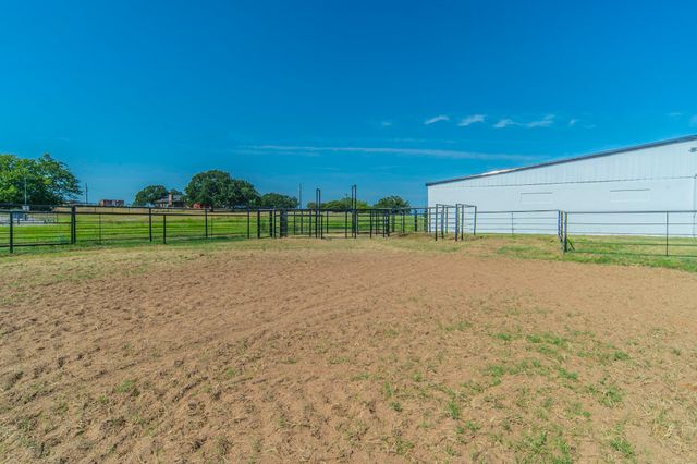 127 County Rd 3051, Decatur, TX 76234