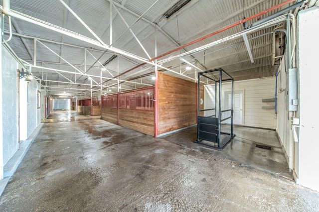 127 County Rd 3051, Decatur, TX 76234