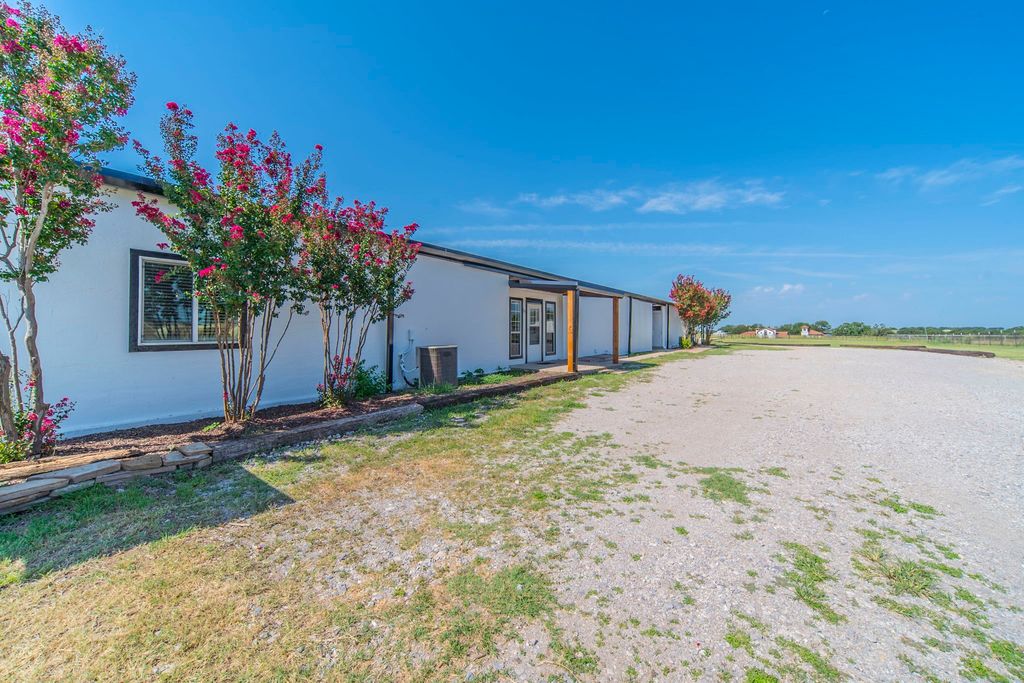 127 County Rd 3051, Decatur, TX 76234