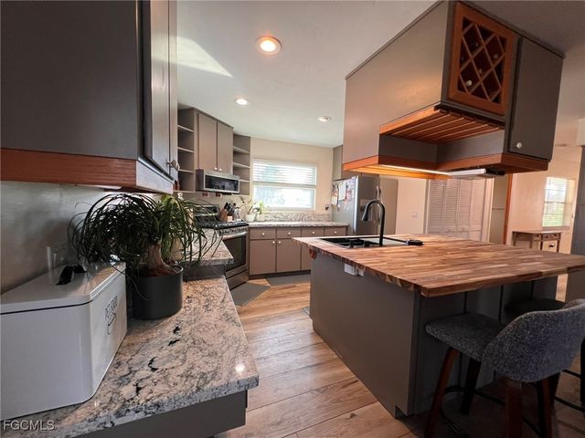 9225 Dimmick DR, Sanibel, FL 33957