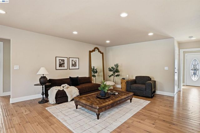 42194 Camino Santa Barbara, Fremont, CA 94539