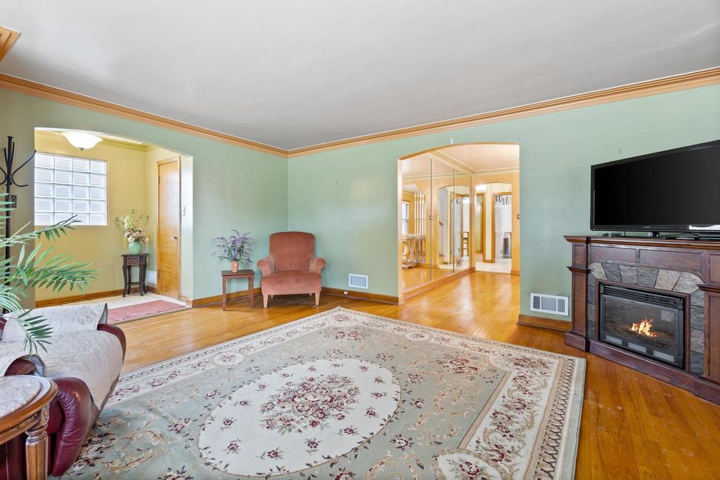9055 S Luella Avenue, Chicago, IL 60617 — photo 2