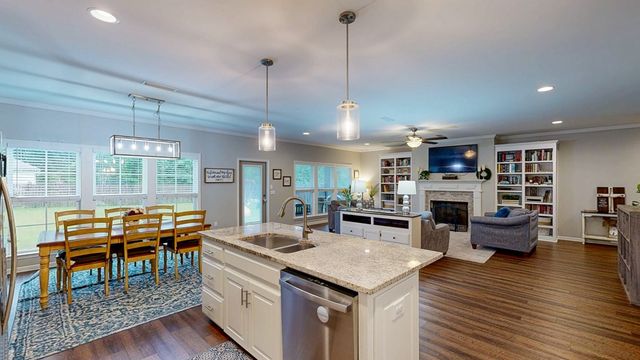103 Live Oak Court, Headland, AL 36345