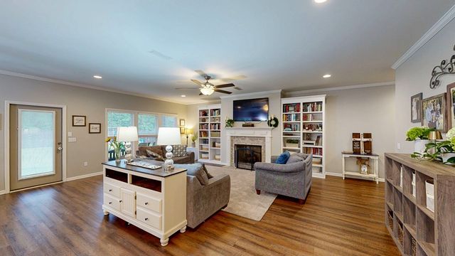 103 Live Oak Court, Headland, AL 36345