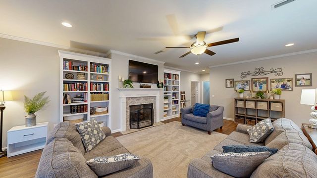 103 Live Oak Court, Headland, AL 36345
