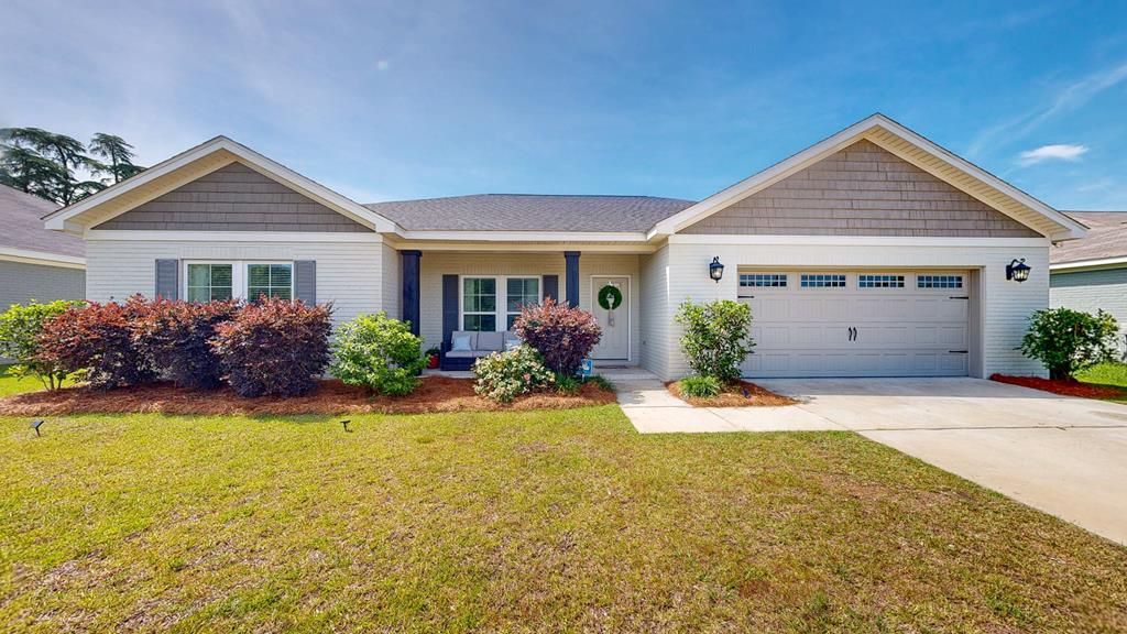 103 Live Oak Court, Headland, AL 36345
