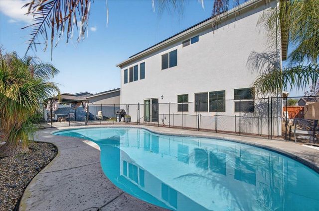 5986 E Pitt Ave, Fresno, CA 93727