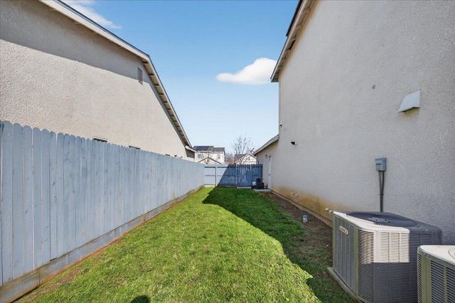 5986 E Pitt Ave, Fresno, CA 93727