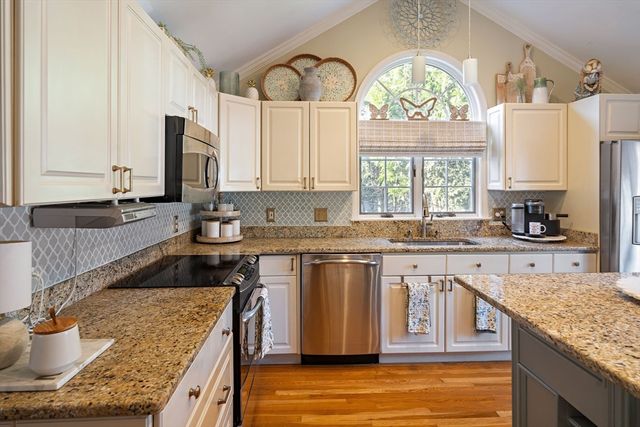 115 Ellis Farm Ln, Melrose, MA 02176