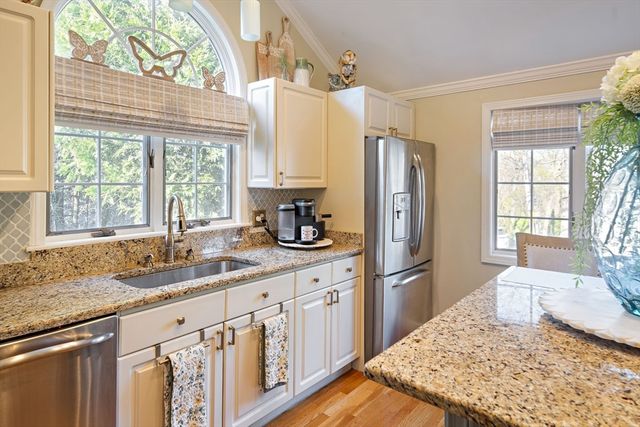 115 Ellis Farm Ln, Melrose, MA 02176