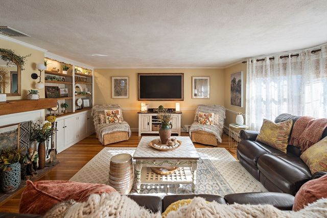 115 Ellis Farm Ln, Melrose, MA 02176