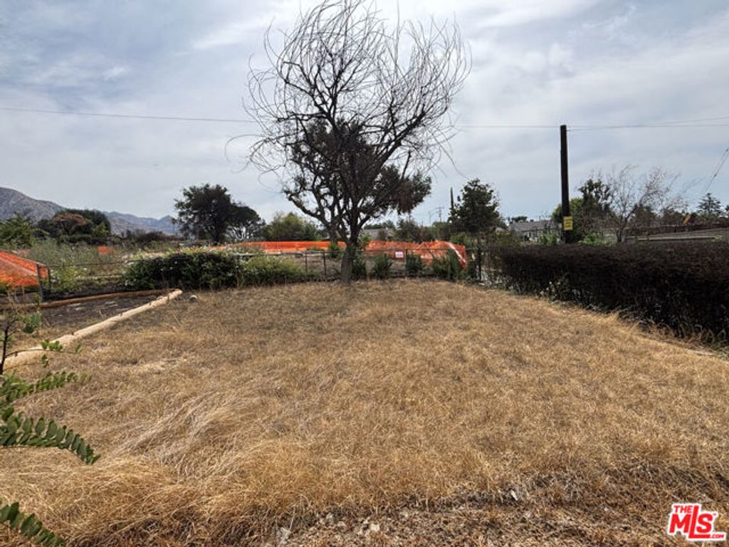 255 W Poppyfields Drive, Altadena, CA 91001