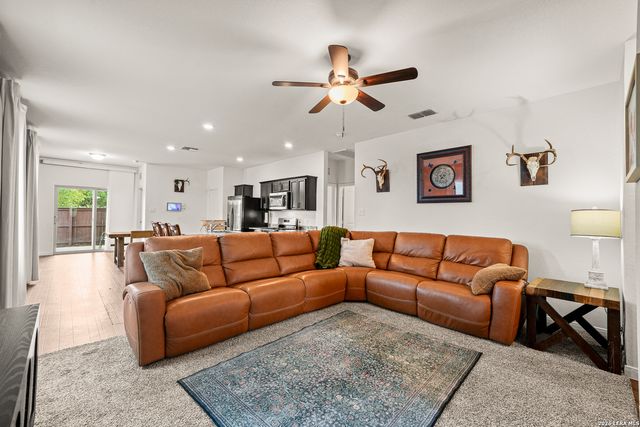 4909 HALLIES GDN, St Hedwig, TX 78152