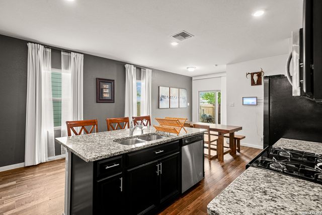 4909 HALLIES GDN, St Hedwig, TX 78152