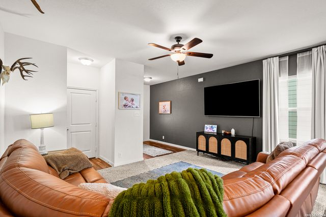 4909 HALLIES GDN, St Hedwig, TX 78152