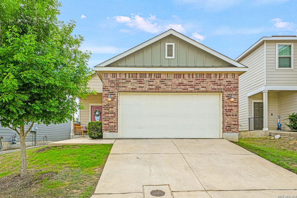 4909 HALLIES GDN, St Hedwig, TX 78152