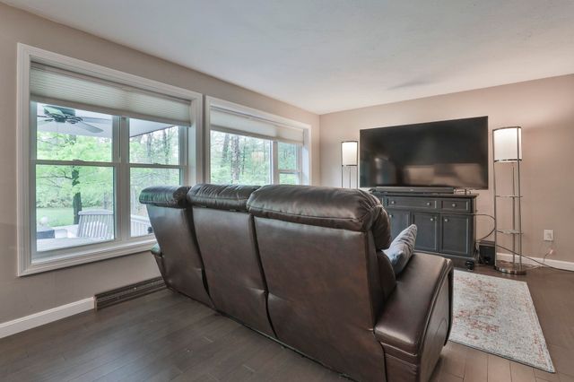 21 St Laurent Drive, Hudson, NH 03051