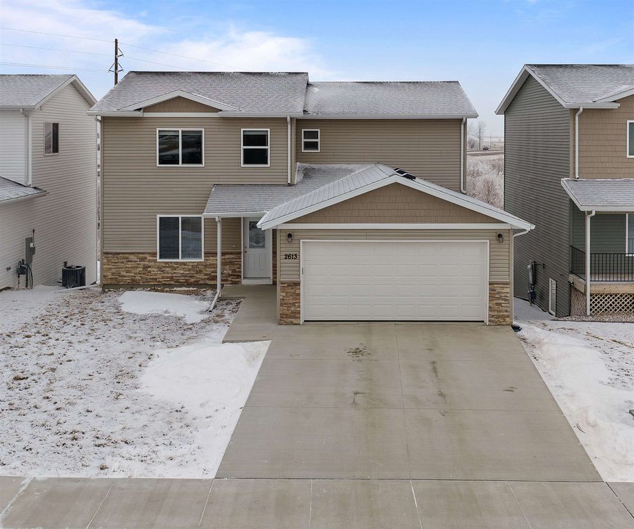 2613 NW Granite Drive, Minot, ND 58703
