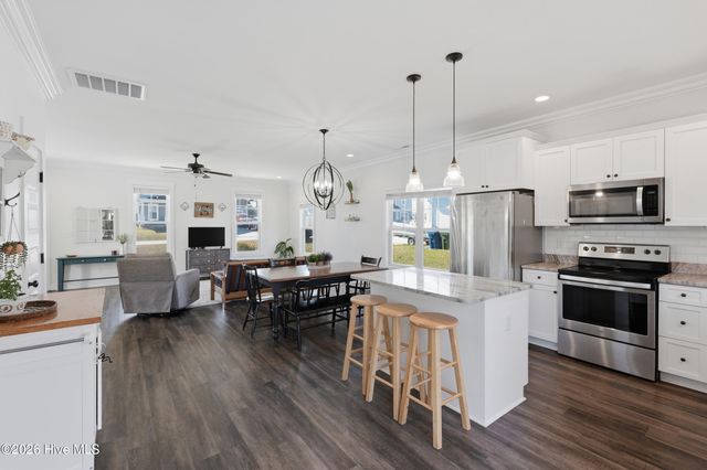 304 Holbrook Lane, Hubert, NC 28539