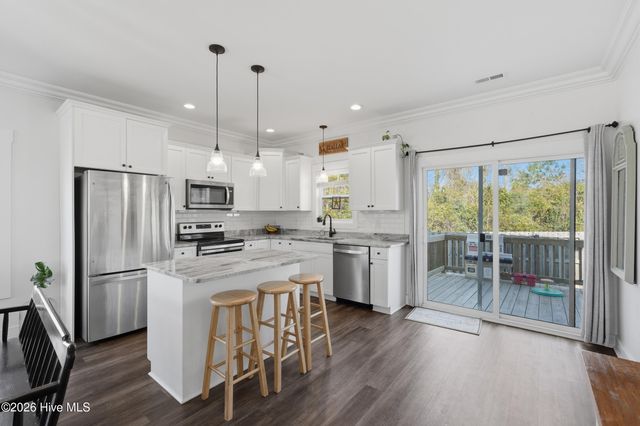 304 Holbrook Lane, Hubert, NC 28539