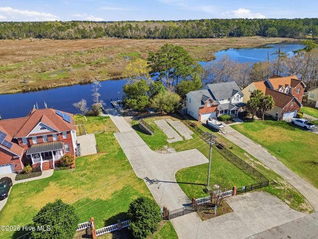 304 Holbrook Lane, Hubert, NC 28539