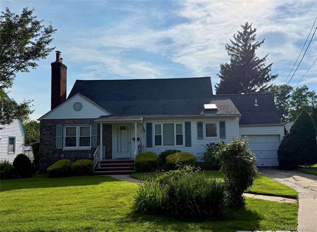 129 Greenway W, New Hyde Park, NY 11040