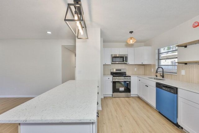 8621 MAY CIRCLE, Tampa, FL 33614