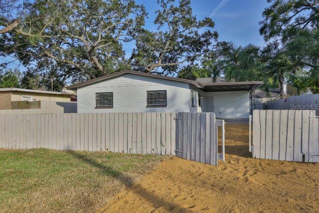 8621 MAY CIRCLE, Tampa, FL 33614