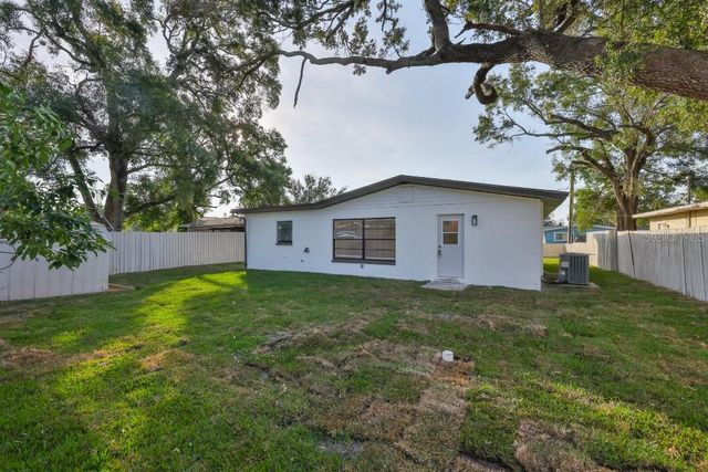 8621 MAY CIRCLE, Tampa, FL 33614