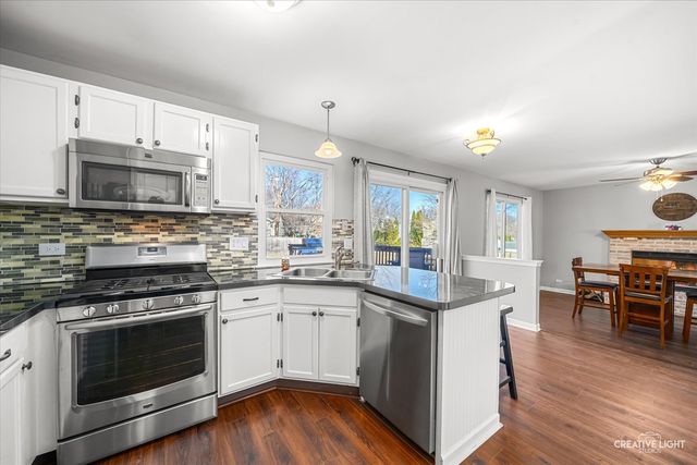 102 Chelsea Avenue, Sugar Grove, IL 60554