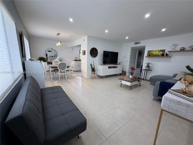 13255 SW 7th Ct 401D, Pembroke Pines, FL 33027