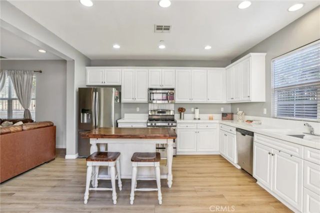 21982 Moveo Drive, Saugus, CA 91350