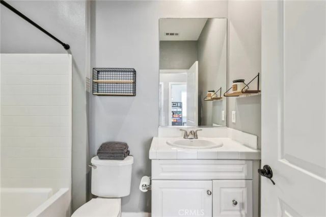 21982 Moveo Drive, Saugus, CA 91350