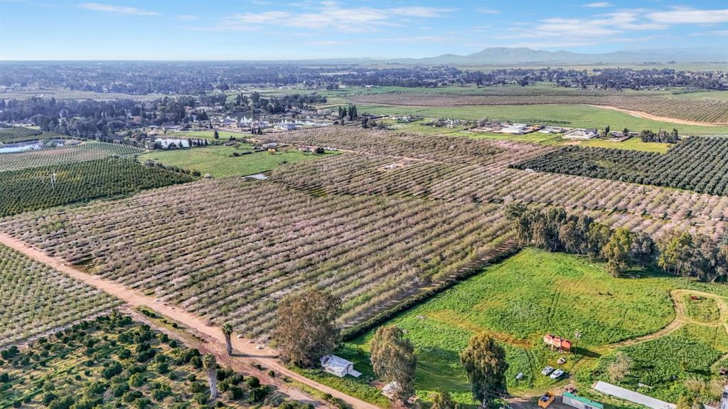 Image 5 of property listing at 12009 E Shaw Avenue, Clovis, CA 93619