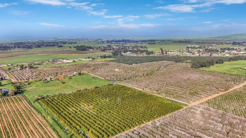 Image 7 of property listing at 12009 E Shaw Avenue, Clovis, CA 93619