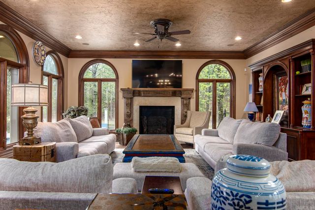 15 Spring Valley Lane, Little Rock, AR 72223