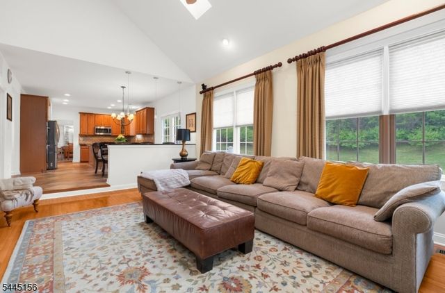 15 Providence Dr, Raritan Twp., NJ 08822