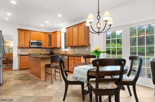 15 Providence Dr, Raritan Twp., NJ 08822