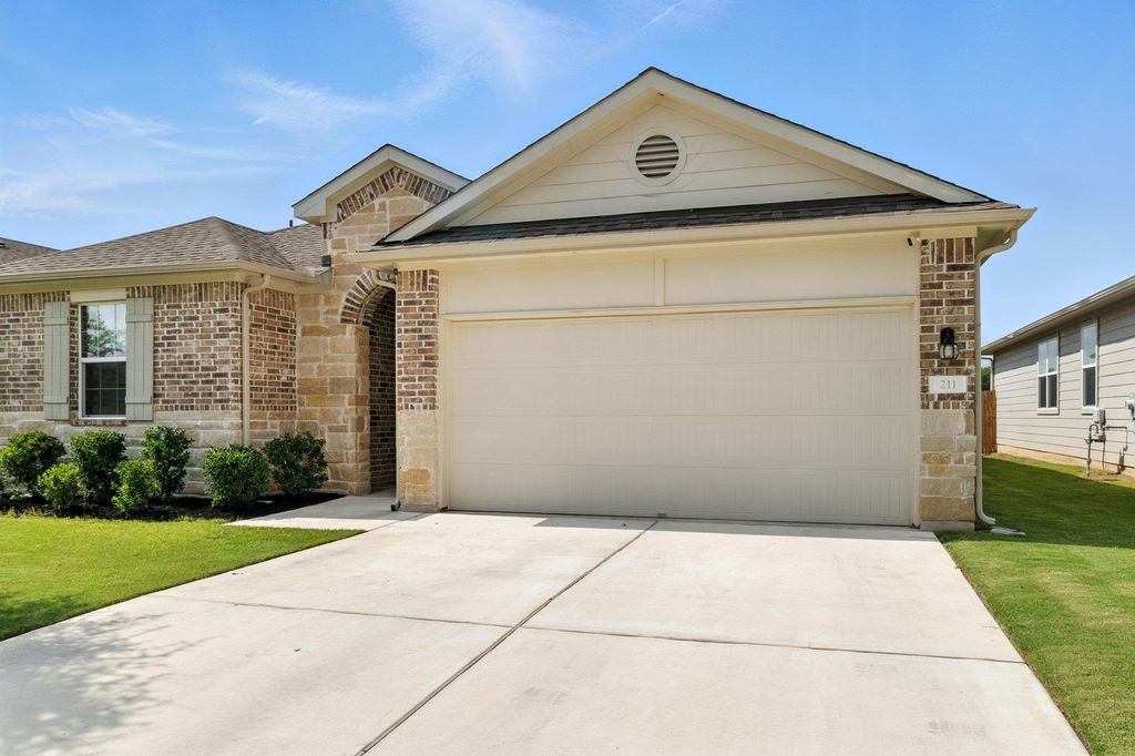 211 Rainmaker LN, Bastrop, TX 78602