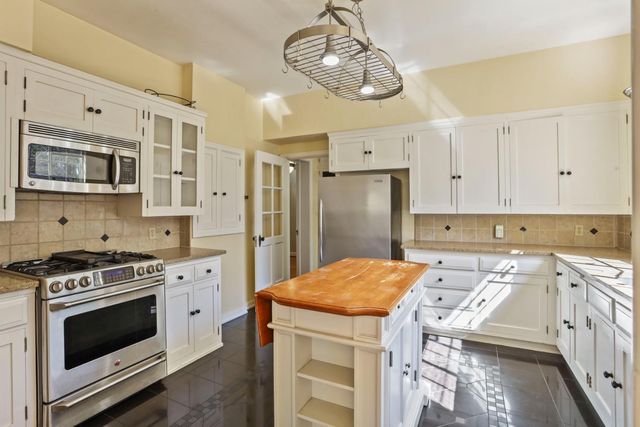 2730 Dwight Way, Stockton, CA 95204