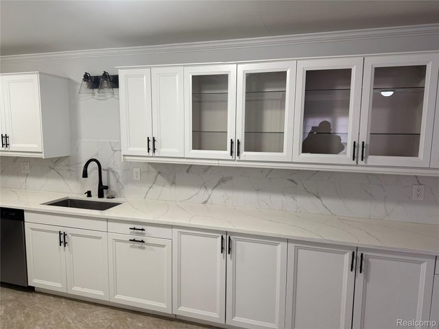 2787 Roundtree Drive, Troy, MI 48083