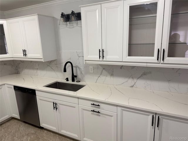 2787 Roundtree Drive, Troy, MI 48083