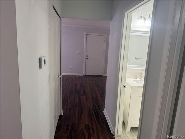 2787 Roundtree Drive, Troy, MI 48083