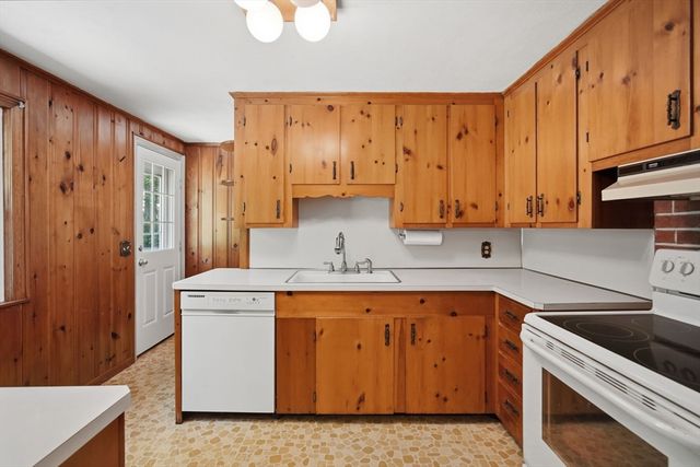 98 Hanward Hill, East Longmeadow, MA 01028