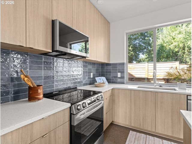 2524 Se 18TH Ave, Portland, OR 97202