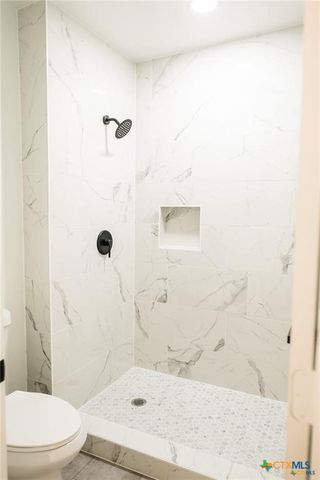 1004 E Buena Vista Avenue, Victoria, TX 77901