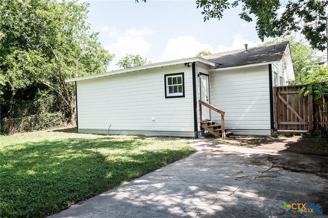 1004 E Buena Vista Avenue, Victoria, TX 77901