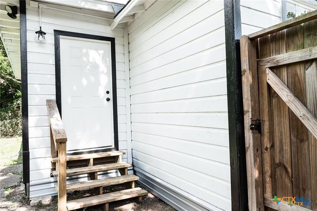 1004 E Buena Vista Avenue, Victoria, TX 77901